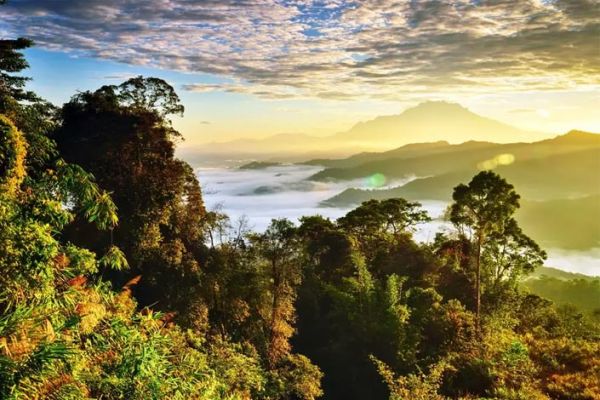 10 Pegunungan di Asia Tenggara dengan Pemandangan Paling Indah