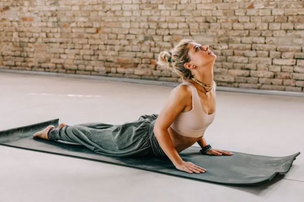 Yoga Yin Penghilang Stres yang Perlu Kamu Coba Di Rumah